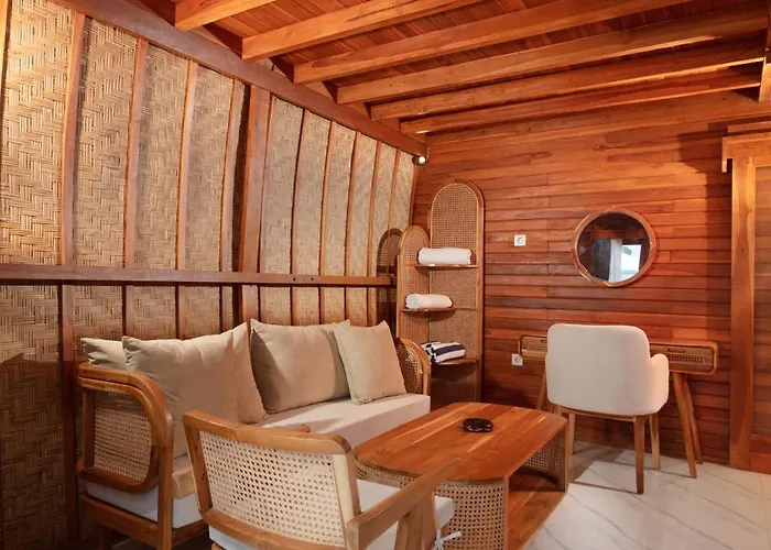 Luh Adi 3, Modern Balinese Wooden House Close To أُلُواتو